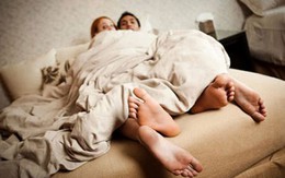 Bố chồng nghe lén mỗi lần chúng tôi làm "chuyện ấy"