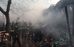 Hà Nội: Cháy lớn tại kho hàng rộng hàng ngàn m2