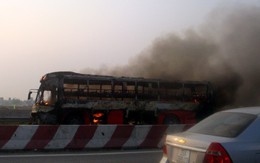 Xe giường nằm cháy dữ dội trên cao tốc Pháp Vân