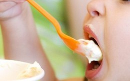 Con "gặp họa" vì mẹ cho ăn nhiều váng sữa