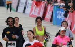 Cô gái xinh đẹp marathon gây sốt ở Trung Quốc