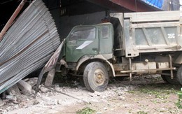 Xe tải nổ lốp, đâm thẳng vào 5 nhà dân