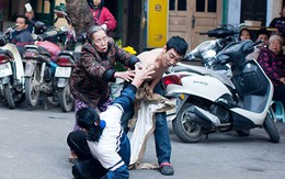 Nam thanh niên cầm kéo đâm phụ nữ giữa phố cổ Hà Nội bị nghi "ngáo đá"
