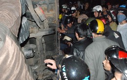 Hàng trăm người cứu người kẹt dưới xe tải lúc giao thừa