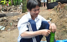 “Người rừng” Hồ Văn Lang gói bánh, phấn chấn chờ giao thừa