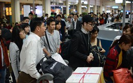 Sân bay chật cứng, trễ một phút không được đi