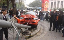 BMW tông xe máy, vọt lên vỉa hè, húc đổ cột đèn giữa trung tâm Hà Nội