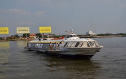 Cháy tàu cánh ngầm, hàng trăm hành khách lao xuống sông thoát thân