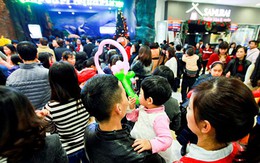 Xếp hàng cả tiếng chờ vào thủy cung lớn nhất Việt Nam