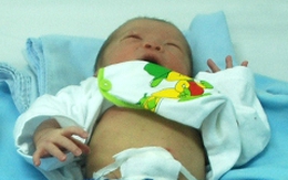 Bé sơ sinh 3 ngày tuổi bị bỏ rơi trước miếu