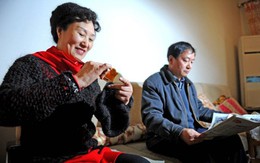 Vợ dành 11 năm để đan áo bằng tóc cho chồng