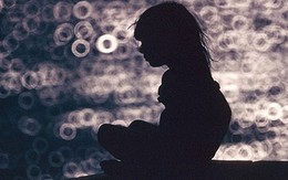 Hai cha con hàng xóm xâm hại bé gái 6 tuổi