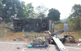 Đi vệ sinh bên đường, bị xe tải mất phanh tông trúng