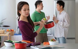 Phận đàn bà nên ở nhà chăm con?