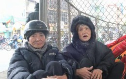 Bị gia đình "cấm duyên", đôi bạn tuổi 80 co ro ở gầm cầu đón Tết