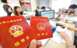 Cha kết hôn với con đẻ để có hộ khẩu