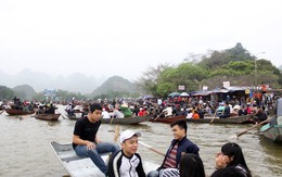 Hàng vạn người nghẹt thở chen nhau lễ chùa Hương