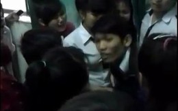 Vụ thầy giáo tát học sinh: Xôn xao clip học sinh khóc lóc giữ thầy ở lại