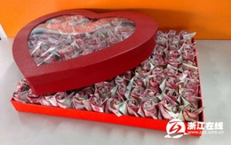 Gấp 999 đóa hồng bằng tiền để cầu hôn
