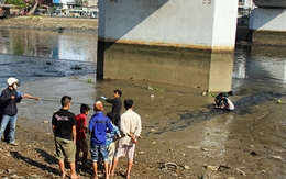 Thi thể nam thanh niên lẫn trong bùn
