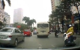 Bé 3 tuổi ngủ gật, ngã xuống đường thiệt mạng lúc đi chơi Tết