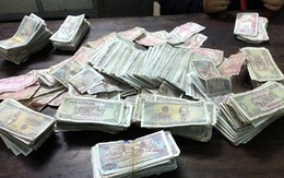 Nữ sinh mang 1.600 tờ tiền lẻ đi bồi thường