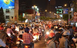 Cảnh sát giao thông dắt người dân… đi chùa