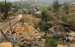 Kinh hoàng sập cầu treo, 7 người chết khi đang đưa tang