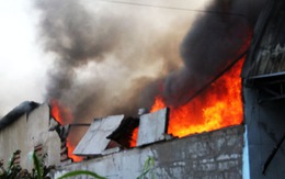 Biển lửa bao trùm cơ sở sản xuất túi nilon