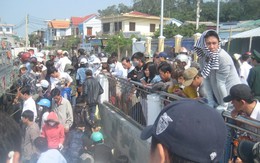 Tàu chở khách Lý Sơn mắc cạn, khách kêu cứu