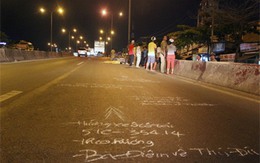 Chồng bất lực nhìn vợ chết thảm trên cầu vượt