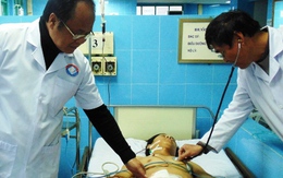 Thoát chết sau khi bị máy cắt cỏ cắt gần nửa bụng
