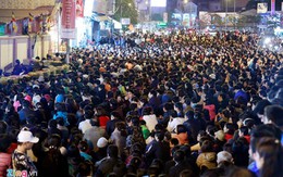 Hàng nghìn người ngồi giữa đường dâng sao giải hạn