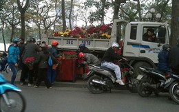 Hà Nội: Thản nhiên “hôi hoa” bên hồ Hoàn Kiếm