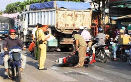 Va vào đuôi xe tải, mẹ chết, con trọng thương