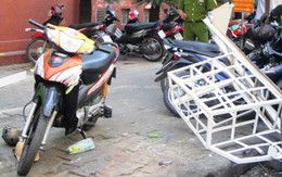 Đang ngồi chờ khách bị khối sắt rơi trúng đầu