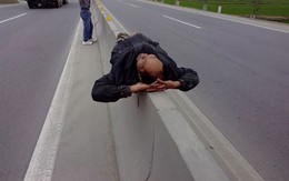 Vô tư ngủ trên dải phân cách QL1A