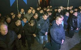 Cảnh sát chống bạo động Ukraine phải quỳ gối xin lỗi người dân