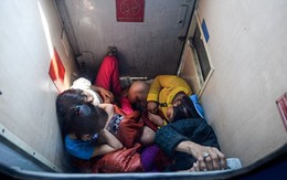 Chen chúc trước phòng vệ sinh trên tàu trở lại Sài Gòn