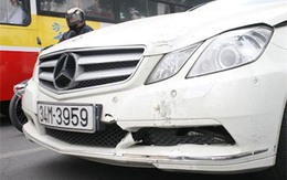 Tài xế xe sang quỳ khóc sau khi gây 3 vụ tai nạn liên tiếp