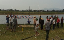 Thi thể nữ giới có nhiều vết bầm trôi sông