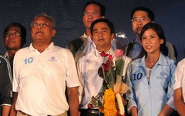 Đối thủ chính trị của bà Yingluck: Trẻ hơn, đẹp hơn và… bốc đồng hơn