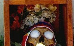 Trang điểm... đầu lâu người thân để cầu may
