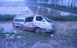 Xe đón dâu bị đâm lăn xuống ruộng, 2 người chết