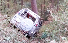 4 người may mắn thoát chết khi ôtô rơi xuống vực