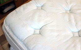 Mẹo tẩy sạch đệm ngày nồm ẩm