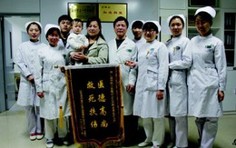 Bé 18 tháng suýt mất mạng vì hóc xúc xích