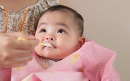Nấu đồ ăn dặm: Cho tí sữa vào bé háu ăn hơn