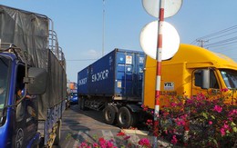 Qua đường, bé trai chết thảm dưới bánh xe đầu kéo