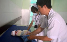 Bé gái bị bỏ rơi trong tủ bánh mỳ